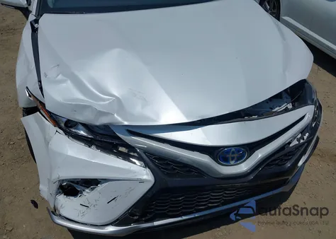 2021 Toyota Camry Xse Hybrid z USA, uszkodzony, nr VIN 4T1K31AK7MU550392
